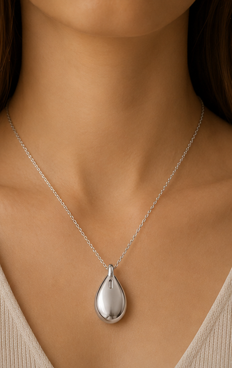 A woman wearing the Verda necklace